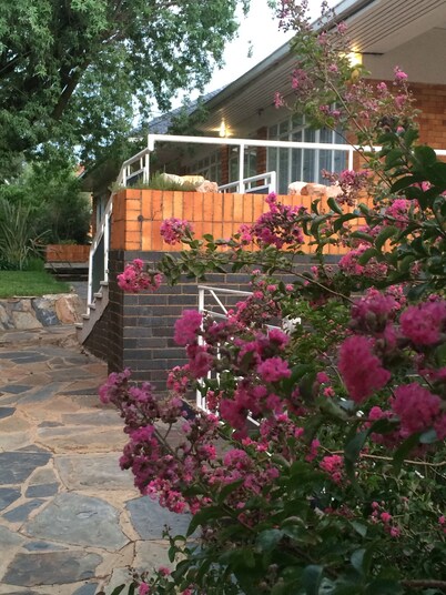 AFRICAN CHIC RETREAT, STYLISH, SPOTLESS & CENTRAL. CLOSE TO AIRPORT