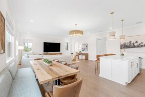 Älytelevisio, DVD-soitin, pöytätennispöytä, kirjoja