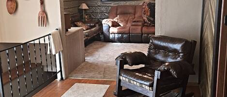 Smart TV, Netflix, DVD player, streaming services