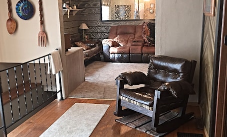 Smart TV, Netflix, DVD player, streaming services. Dakota Hunting House - Furnished for Extended Stays - Pet Friendly