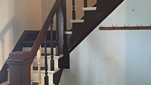 Una escalera con barandillas de madera y pasamanos blancos.