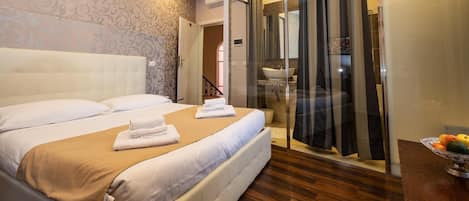 Minibar, coffres-forts dans les chambres, bureau, Wi-Fi gratuit