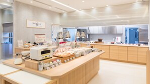 Une cuisine moderne avec un buffet proposant une variété de plats et une machine à café.