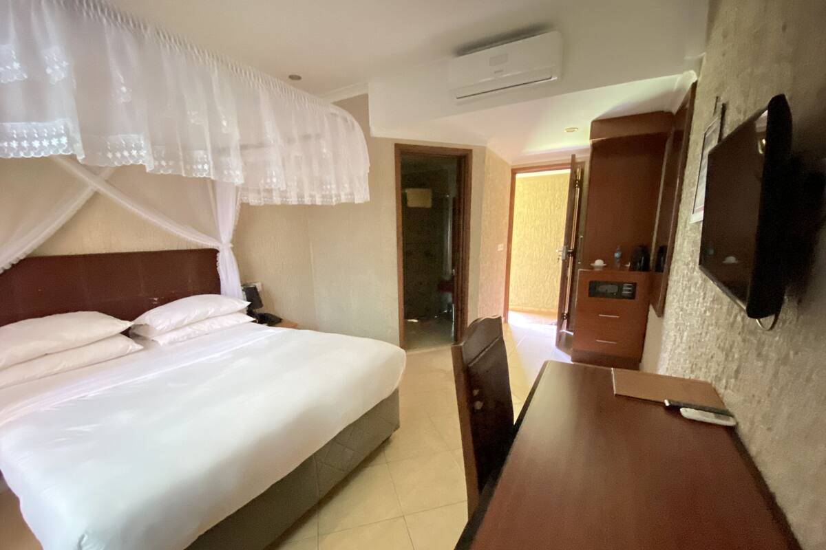 Standard Double Room, 1 Queen Bed | In-room safe, desk, laptop workspace, soundproofing
