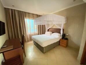 Standard Double Room, 1 Queen Bed | In-room safe, desk, laptop workspace, soundproofing
