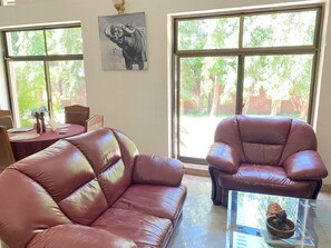 Lounge - Sangana Lodge (Moshi)