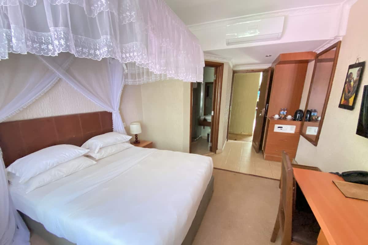Deluxe Double Room, 1 Queen Bed | In-room safe, desk, laptop workspace, soundproofing