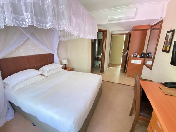 Deluxe Double Room, 1 Queen Bed | In-room safe, desk, laptop workspace, soundproofing