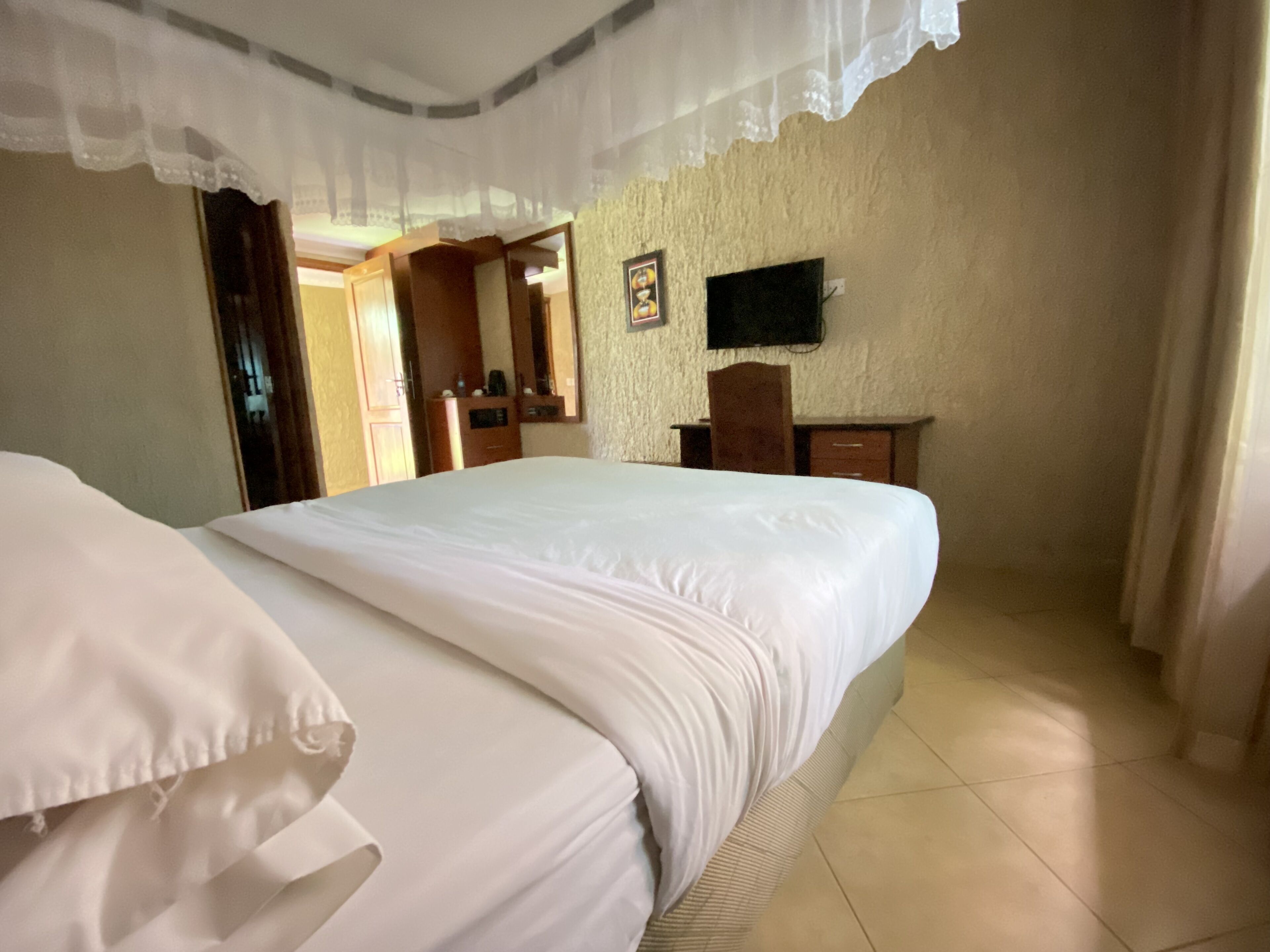 Standard Double Room, 1 Queen Bed | In-room safe, desk, laptop workspace, soundproofing