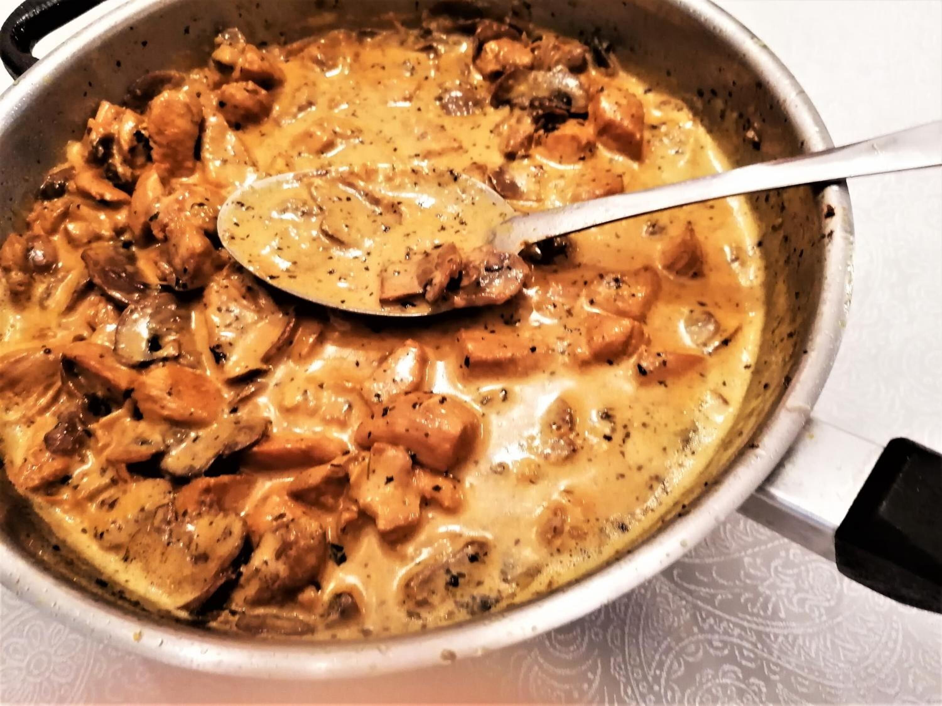 Un invitante piatto di pollo cremoso in padella.