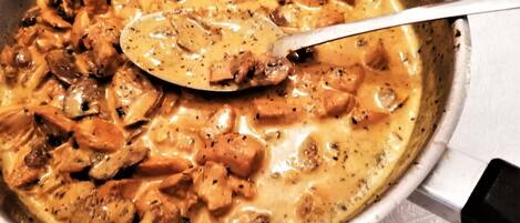Un invitante piatto di pollo cremoso in padella.