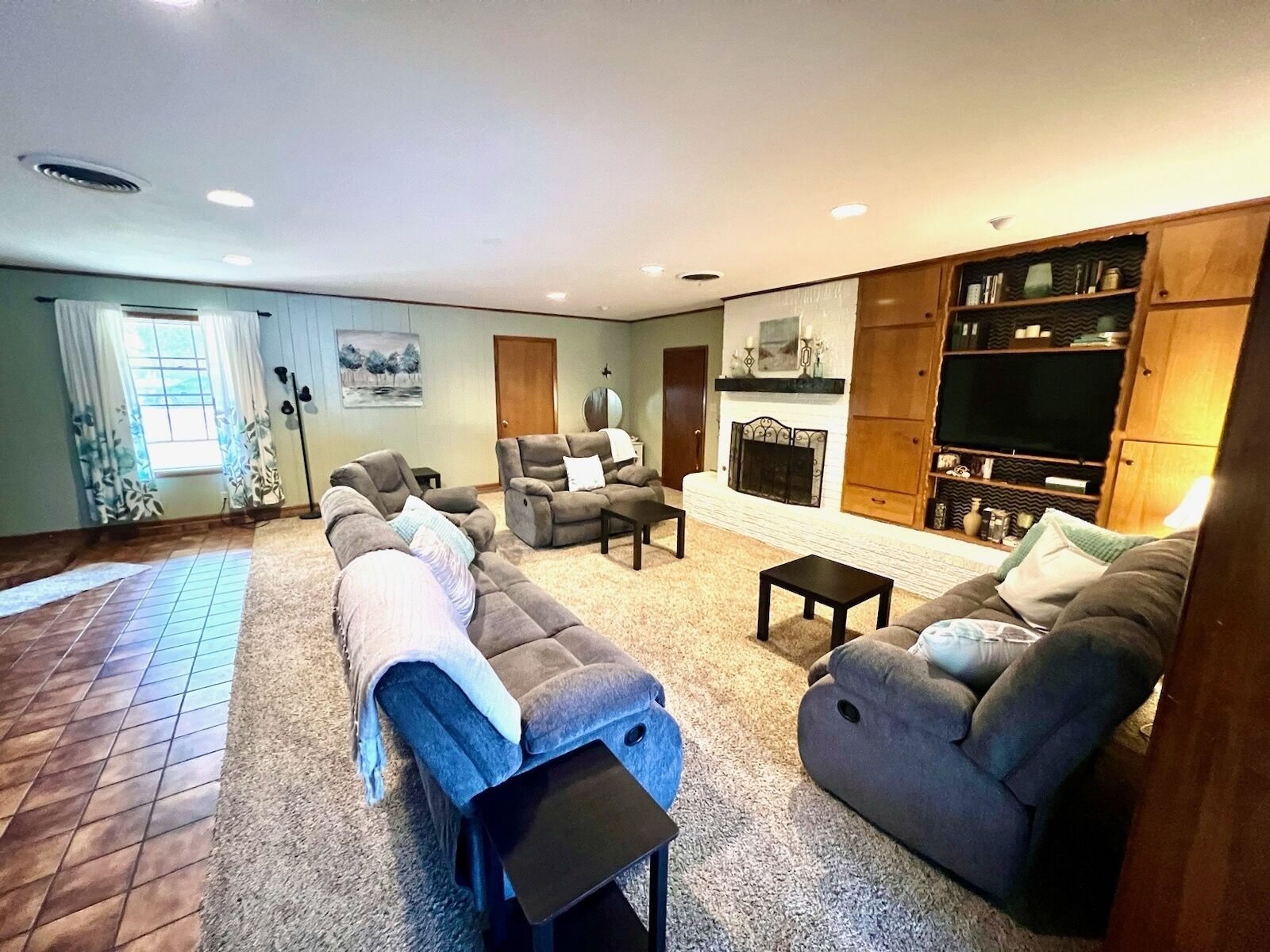 TV connectée, cheminée, livres