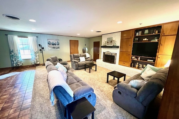 Smart TV, chimenea, libros