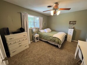 4 bedrooms, desk, iron/ironing board, travel cot - Big family friendly house Close to Texas A&M (Bryan)