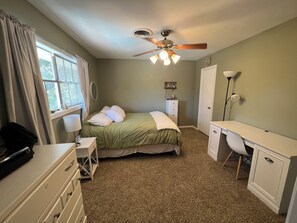 4 makuuhuonetta, työpöytä, silitysrauta/-lauta, vauvan matkasänky