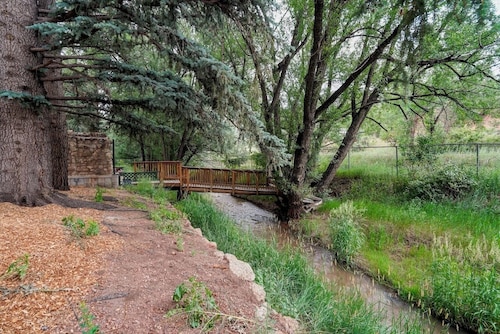 Rustic Railway Retreat - Historic caboose - 10 min from Colorado Springs 
