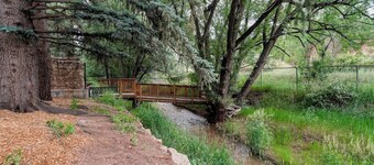 Caboose Suite duerme 2-3 (cama de matrimonio y un solo hide-a-cama).  