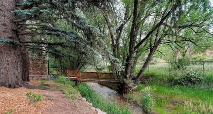 Rustic Railway Retreat - Historic caboose - 10 min from Colorado Springs