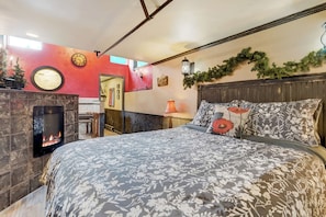 1 bedroom, iron/ironing board, free WiFi, bed sheets - Historic Creekfront Caboose - Hot Tub - Pikes Peak Base - Near Colorado Springs (Cascade-Chipita Park)