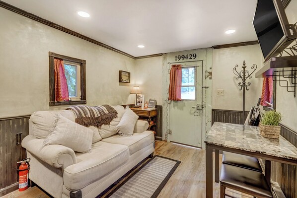 Smart TV, fireplace, Netflix, DVD player - Historic Creekfront Caboose - Hot Tub - Pikes Peak Base - Near Colorado Springs (Cascade-Chipita Park)