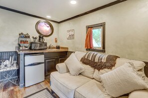 Smart TV, fireplace, Netflix, DVD player - Historic Creekfront Caboose - Hot Tub - Pikes Peak Base - Near Colorado Springs (Cascade-Chipita Park)