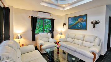 Apartamento exclusivo | Sala de estar | Televisión de pantalla plana de 32 pulgadas con canales por cable