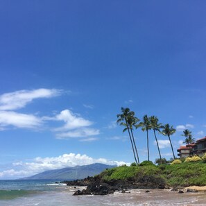 Beach nearby, sun-loungers, beach towels