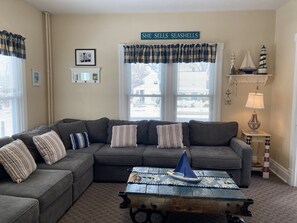 Smart TV, DVD player, books, stereo