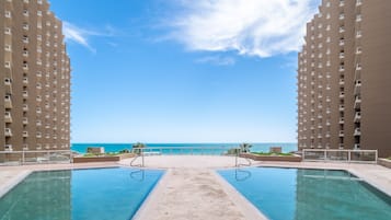 Een buitenzwembad, een infinity pool