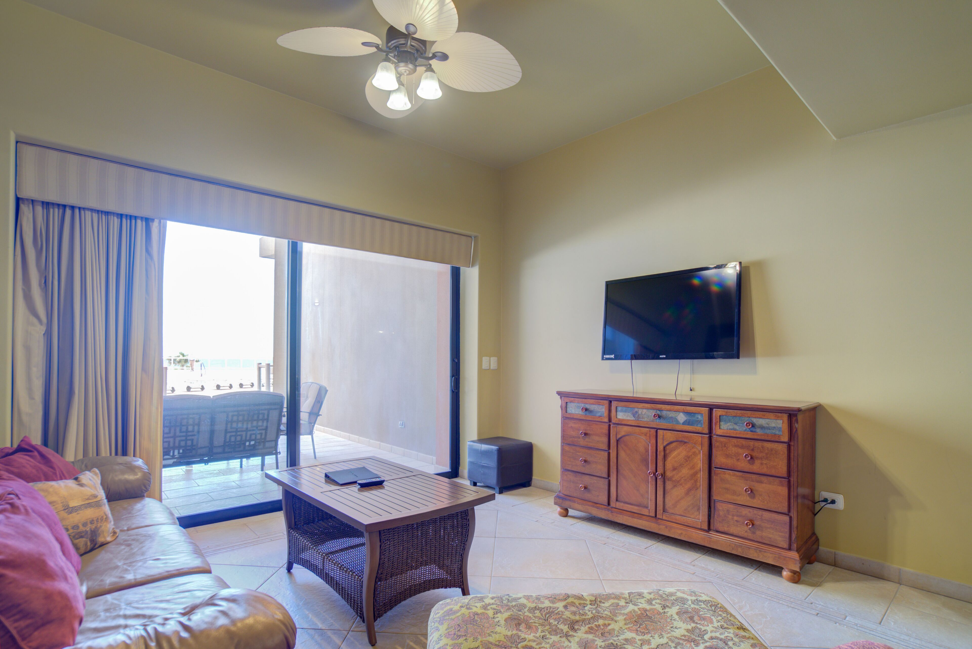 Een smart-tv en een dvd-speler