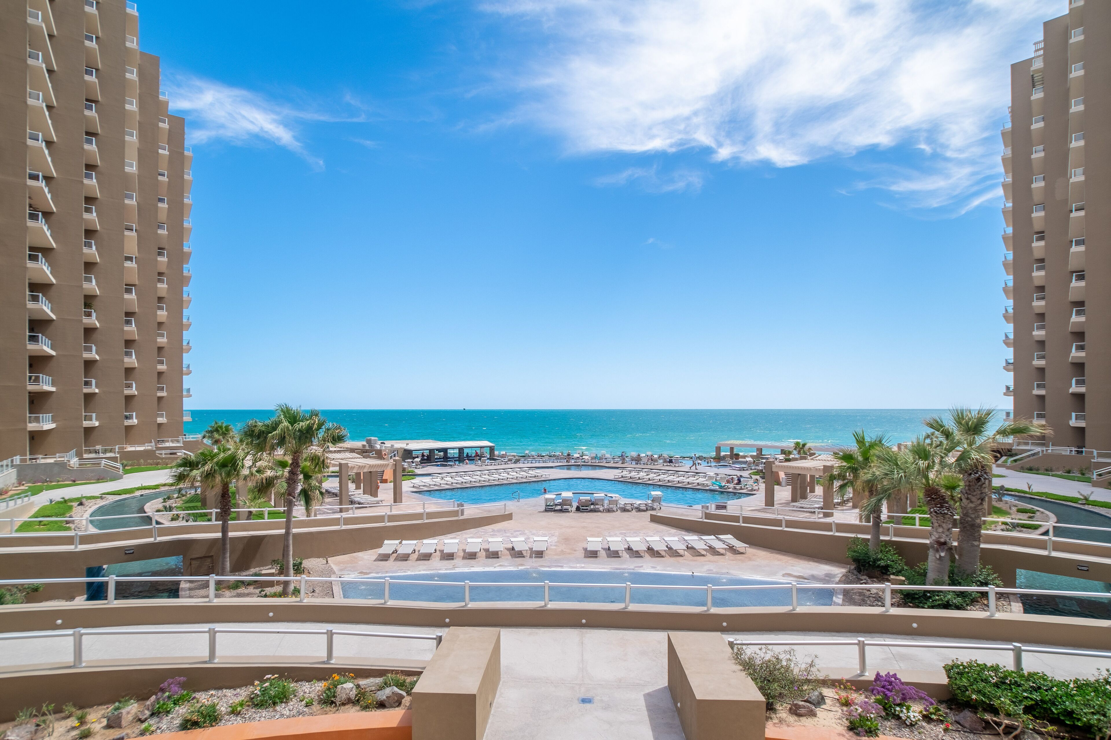 Outdoor pool, an infinity pool