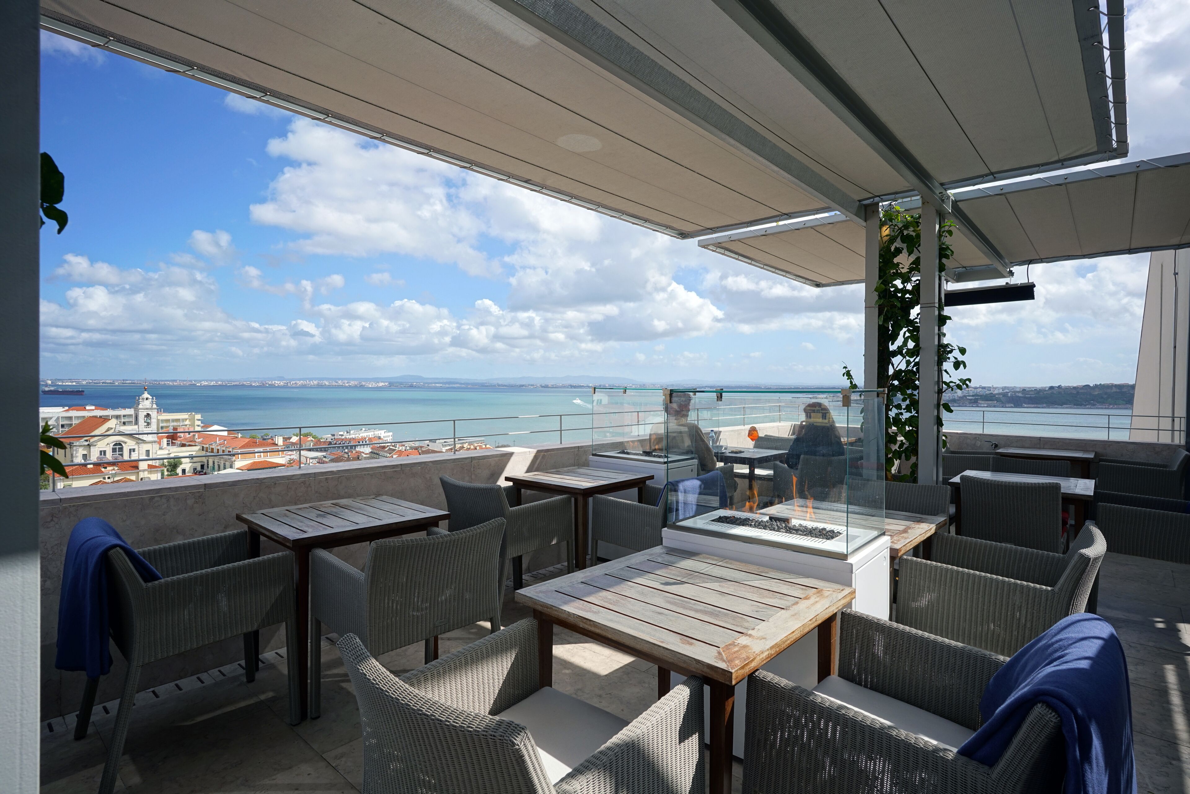 2 bars/lounges, rooftop bar