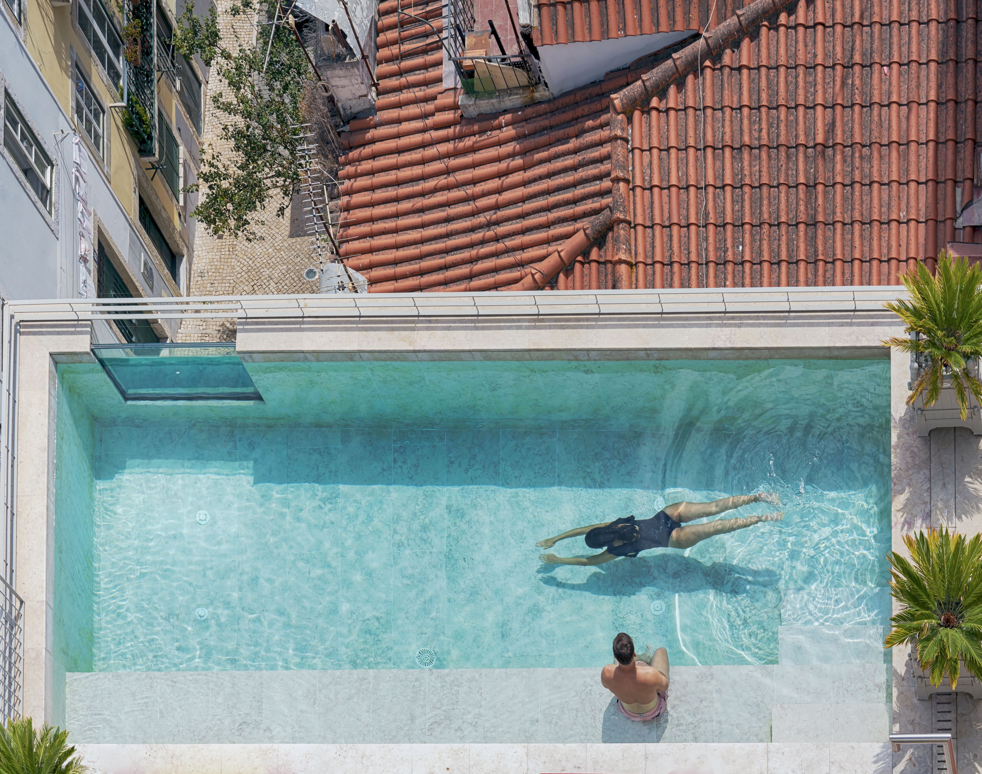 Piscina externa, espreguiçadeiras