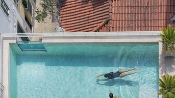 Piscina externa, espreguiçadeiras
