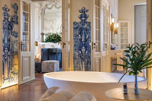 Suite – royal | Bad | Dusj, designertoalettartikler, hårføner og badekåper