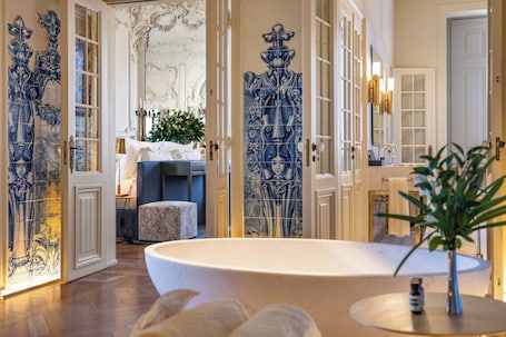 Royal Suite | Bathroom | Shower, designer toiletries, hair dryer, bathrobes