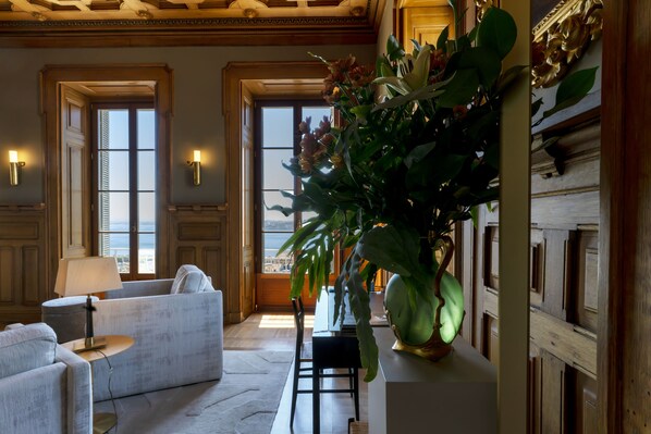 Suite Royal | Área de sala de estar | Piso con calefacción 