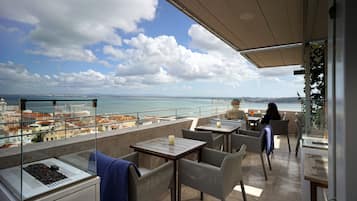 2 bares o lounges, bar en la azotea