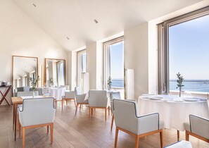 Se sirven comidas, cenas y cocina internacional 