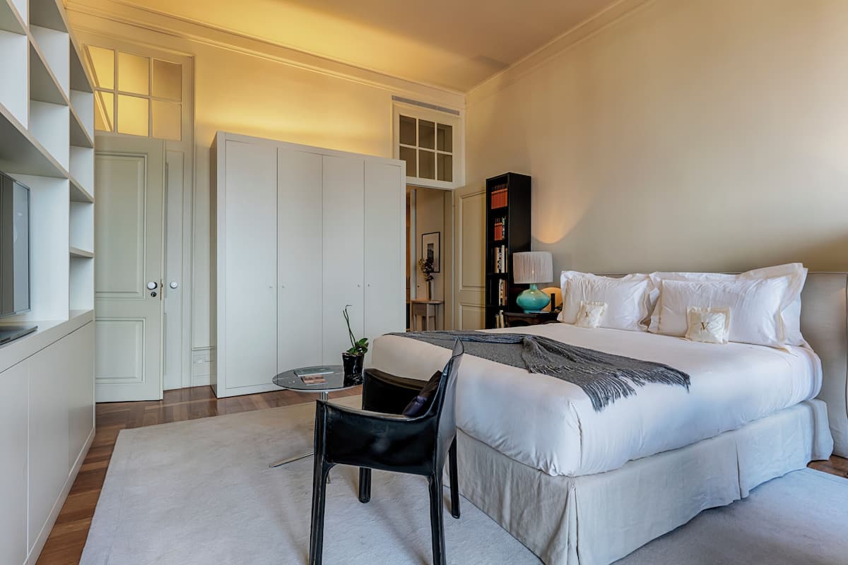 1 bedroom, Egyptian cotton sheets, premium bedding, down comforters