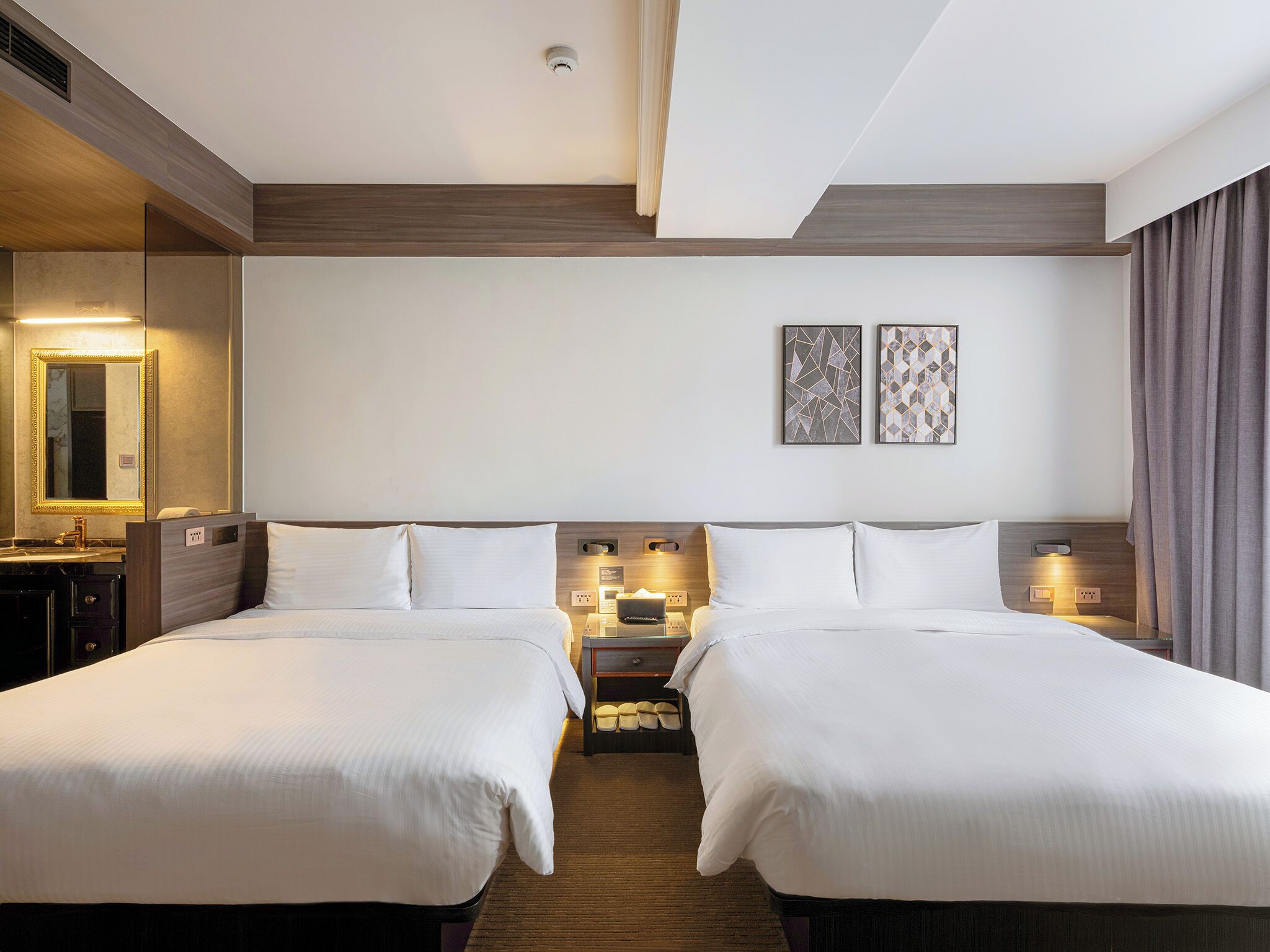 豪華四人房 | 高級寢具、書桌、手提電腦工作空間、免費有線上網