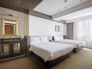 豪華四人房 | 高級寢具、書桌、手提電腦工作空間、免費有線上網