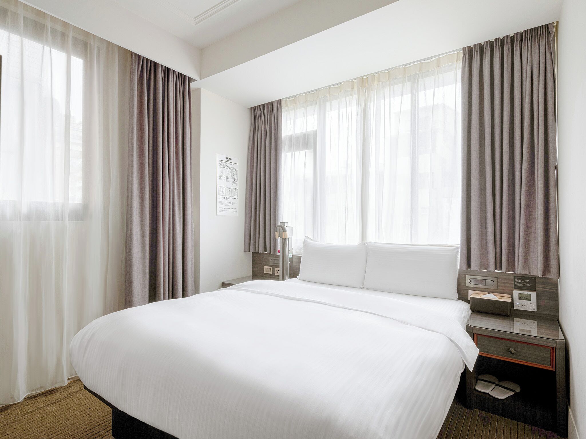 高級雙人房 | 高級寢具、書桌、手提電腦工作空間、免費有線上網