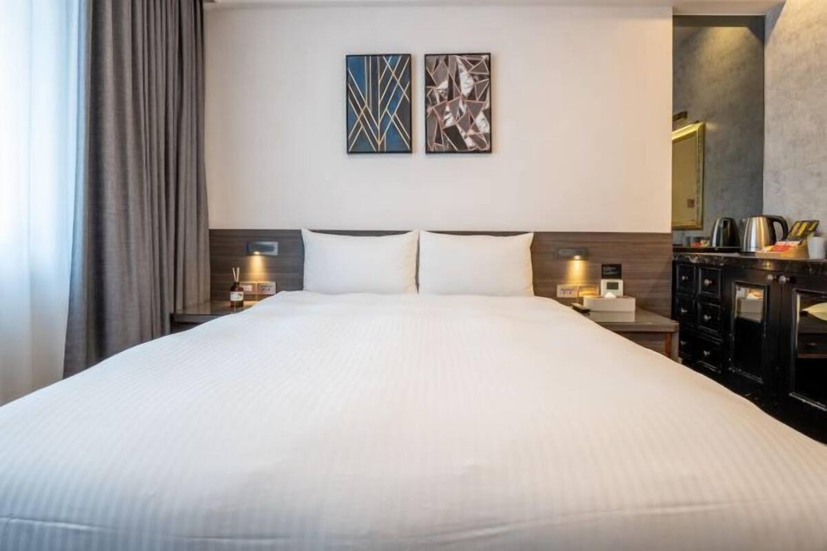 Peralatan tempat tidur premium, meja, ruang kerja komputer riba