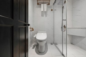 經典雙人房 | 浴室 | 淋浴設備、雨淋花灑、風筒、提供毛巾