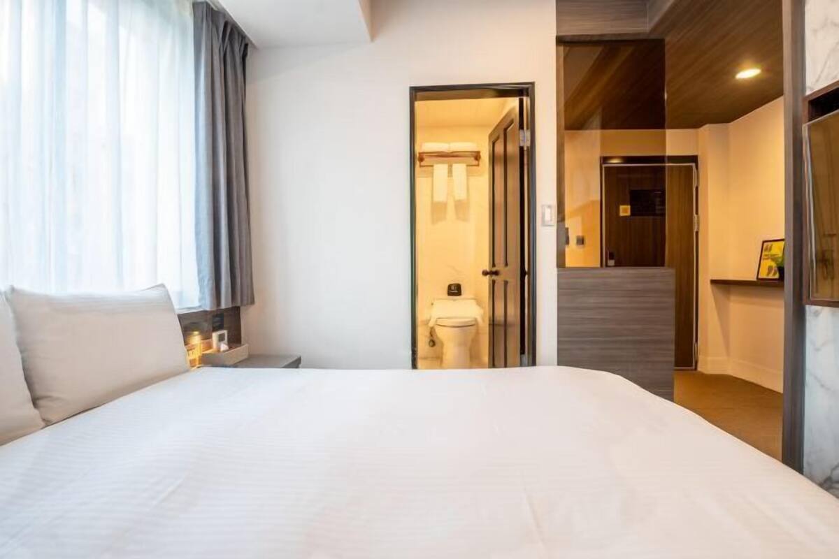 Peralatan tempat tidur premium, meja, ruang kerja komputer riba