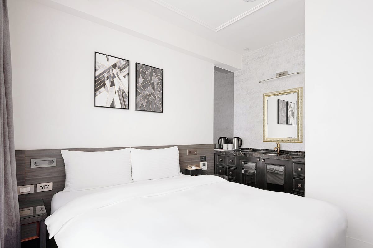 Quarto casal clássico | Roupas de cama premium, escrivaninha, espaço de trabalho para notebook