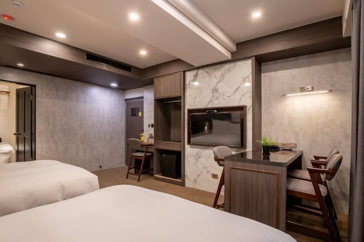 Peralatan tempat tidur premium, meja, ruang kerja komputer riba