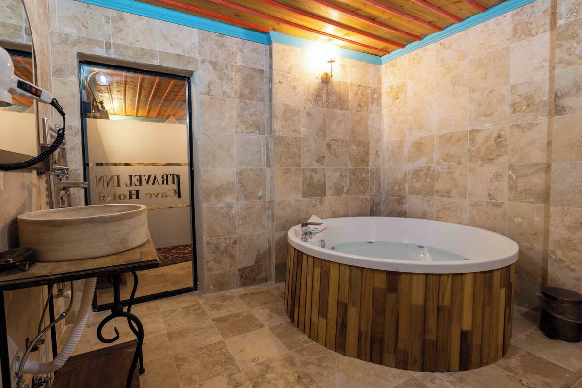 Deluxe Junior Suite | Bathroom | Free toiletries, hair dryer, slippers, towels