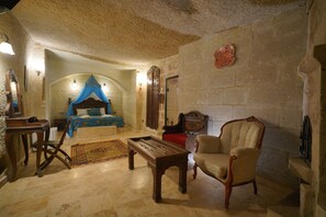 豪華雙人房 | 房內夾萬、隔音、免費 Wi-Fi